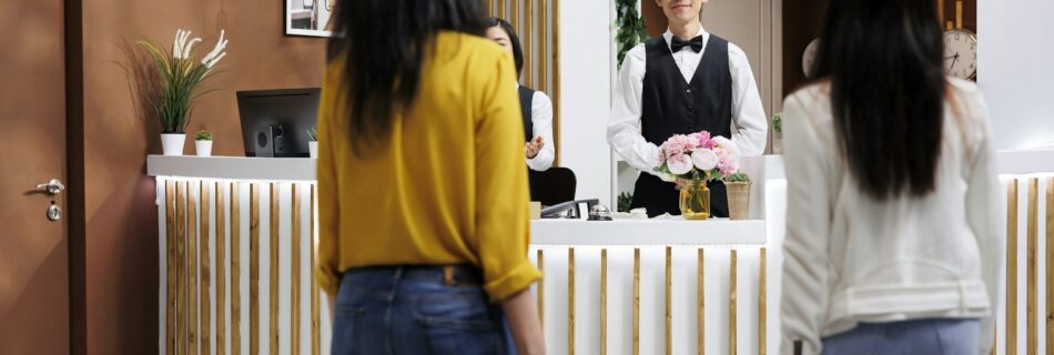 difference between concierge and front desk staff